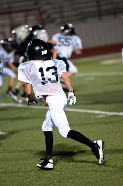 Young american football player on defense. — Stock Photo, Image