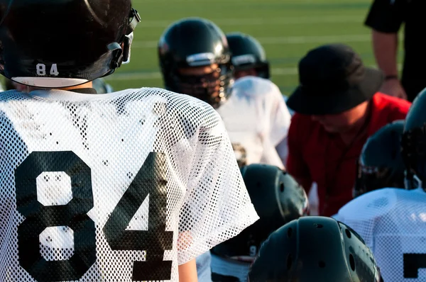 Amerikaanse voetbalclub uit in de huddle — Stockfoto