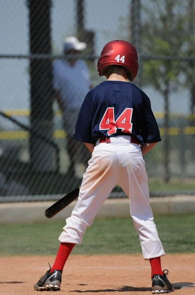 Joven jugador de béisbol de liga pequeña — Foto de Stock