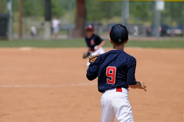 Chłopiec baseball łapanie piłki na pierwszej bazy — Zdjęcie stockowe