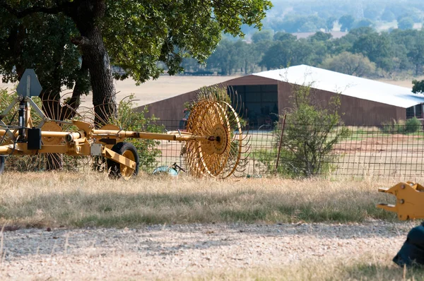 Сельскохозяйственное оборудование с сараем на заднем плане — стоковое фото