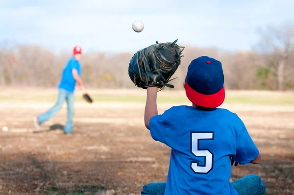 Dois meninos jogando beisebol no parque — Fotografia de Stock