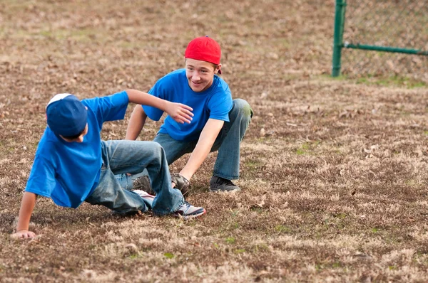 Twee jongens spelen achtertuin Honkbal op park — 图库照片