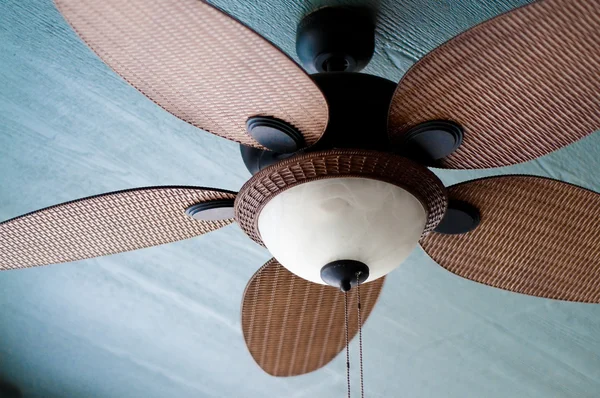 Ventilador de teto ao ar livre de casa residencial — Fotografia de Stock