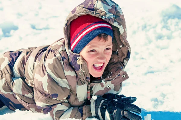 Χαριτωμένο αγόρι που τρώει το χιόνι — Φωτογραφία Αρχείου