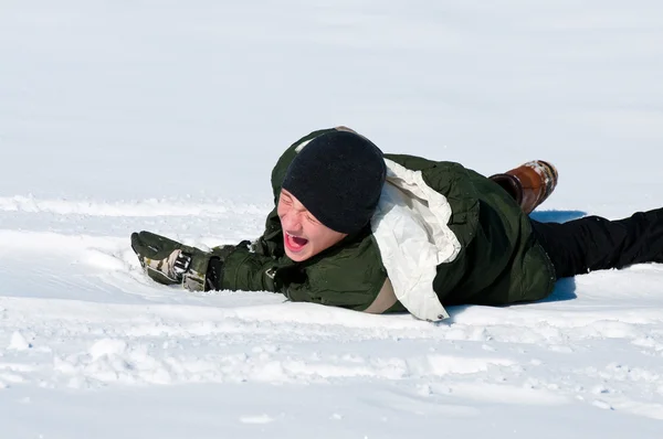 Teenager lachen im Schnee — Stockfoto