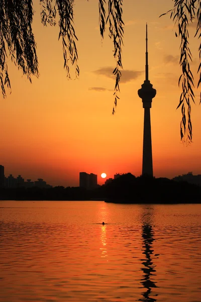 Paisaje urbano de la torre de cctv al atardecer — Foto de Stock