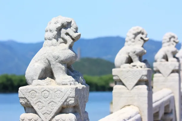 白色大理石雕刻的狮子 — 图库照片
