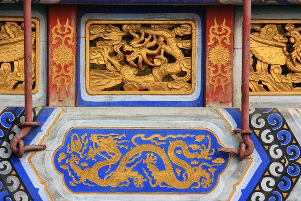 Dragon on the memorial arch — Stock Photo, Image