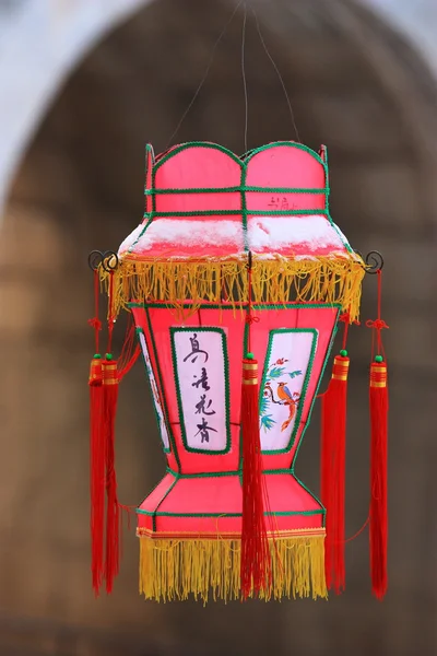 Lanterne chinoise rouge sur neige — Photo