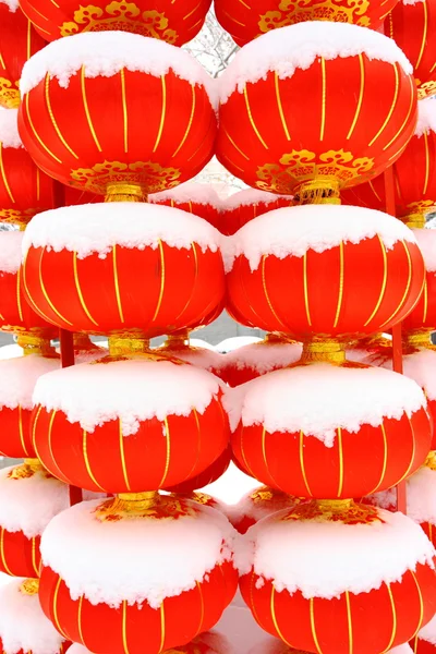 Linterna roja china sobre nieve —  Fotos de Stock