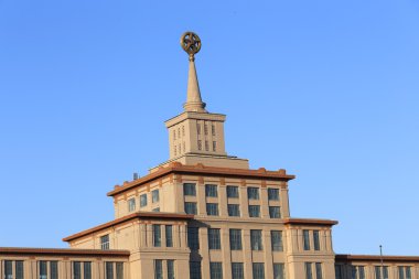 mordern binanın tepesinde