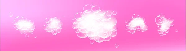 Zeepschuim stukjes met belletjes geïsoleerd op roze achtergrond. Bovenaanzicht van sprankelende shampoo en badschuimwolken. Vector. — Stockvector