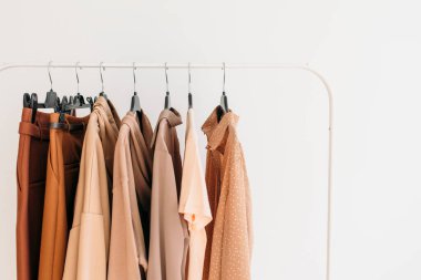 Bej renkli kapsül giysileri yakın plan moda.