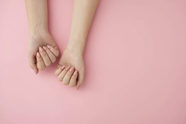 Junge Frau Mit Frischer Professioneller Nude Maniküre Auf Pastellrosa Hintergrund — Stockfoto