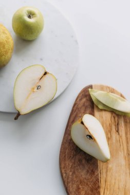 Armut ve mermer ve ahşap tahtalı bir elma. Üst görünüm.