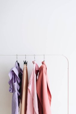 Pastel rengin kapsül kadınsı kumaşı bir korkuluk.