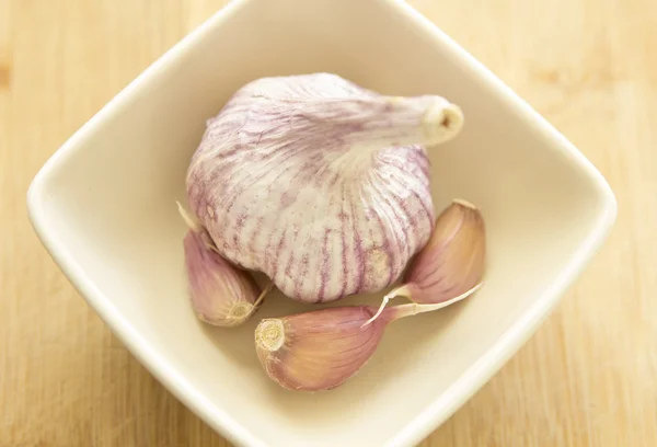 Garlic in bowl — Stock Photo, Image