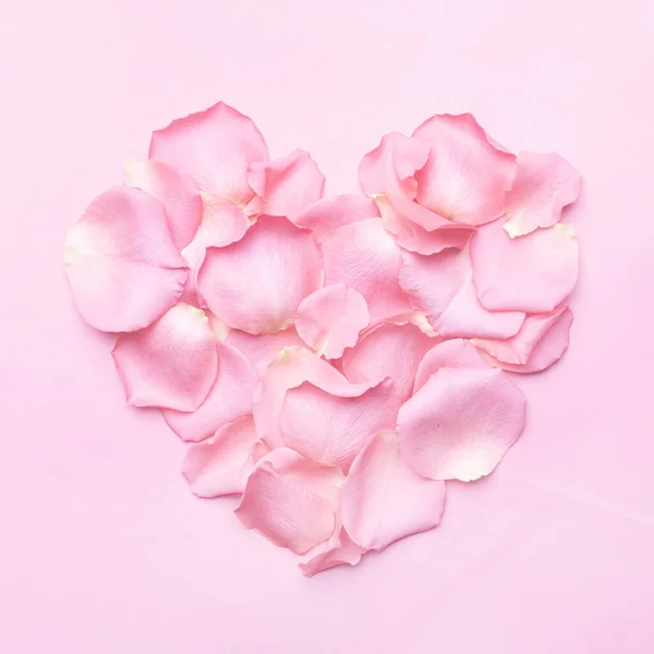 Rosenblütenblätter Herzform Auf Rosa Pastellfarbenem Hintergrund — Stockfoto