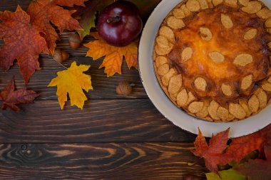 Balkabağı pastası, akçaağaç yaprağı, elma ve meşe palamudu ile sonbahar arkaplanı. Üst Manzara. Boşluğu kopyala