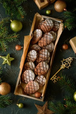 Noel süslemeli zencefilli kurabiye. Yeni yıl ve Noel kutlaması konsepti. Yumuşak odaklanma. Üst görünüm