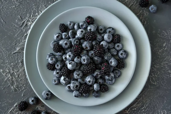 Fresh Blueberries Blackberries Gray Concrete Background Top View — Stock Photo, Image