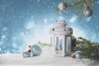 Işık arka planında süslemeleri olan Noel feneri. Noel süslemesi