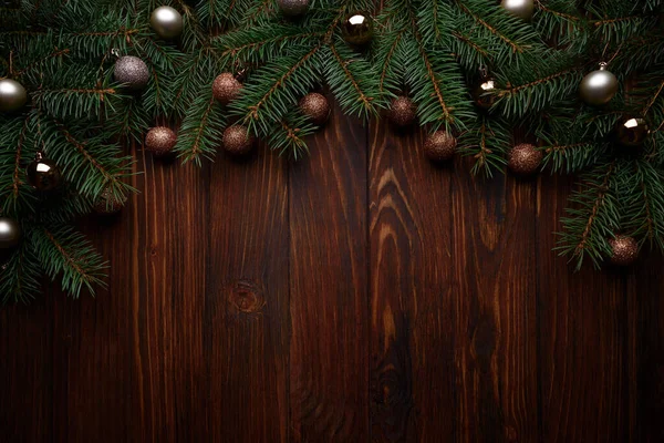 Kerst Achtergrond Met Kerstballen Sparren Takken Donker Houten Plank Bovenaanzicht — Stockfoto