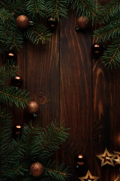 Kerst Achtergrond Met Sterren Lichten Kerstballen Donker Houten Plank Bovenaanzicht — Stockfoto