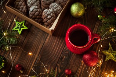 Noel süslemeli zencefilli kurabiye. Yeni yıl ve Noel kutlaması konsepti. Yumuşak odaklanma. Üst görünüm