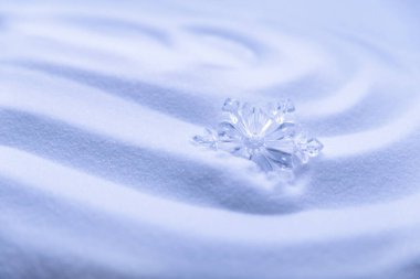 Beyaz karda dekoratif kar taneleri. Kış tatili geçmişi