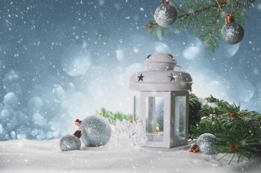 Işık arka planında süslemeleri olan Noel feneri. Noel süslemesi