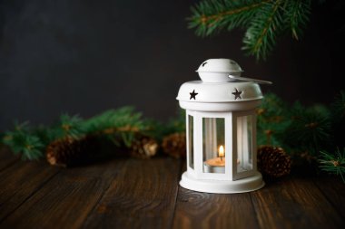 Karanlık ahşap arka planda süslemeleri olan Noel feneri. Noel süslemesi