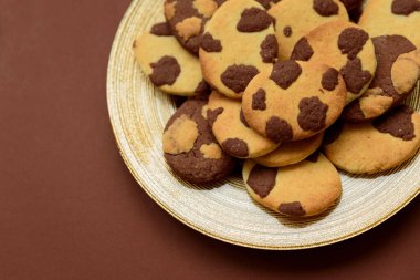 Güzel Paskalya yumurtası şekilli kurabiyeler ahşap masada.