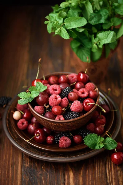 Close Colorful Berries Mint Assorted Mix Raspberry Blackberry Gooseberry Sweet — Stock Photo, Image