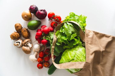 Çevre dostu, organik sebzeli doğal tekstil çantası. Üst görünüm