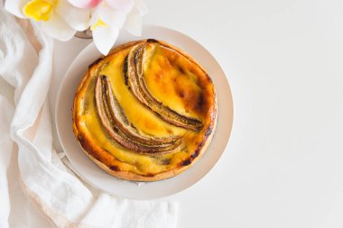 Beyaz masada muzlu cheesecake turtası