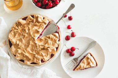 Beyaz arka planda lezzetli vişneli turta tabağı. Üst Manzara. Boşluğu kopyala