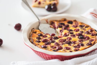 Beyaz arka planda lezzetli vişneli peynirli pasta tabağı.