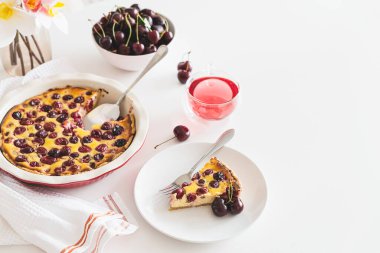 Beyaz arka planda lezzetli vişneli peynirli pasta tabağı. Boşluğu kopyala