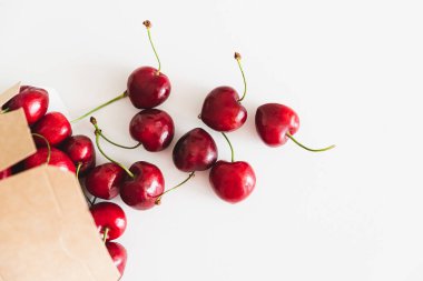 Beyaz ahşap masada kiraz yığını. Yumuşak odak