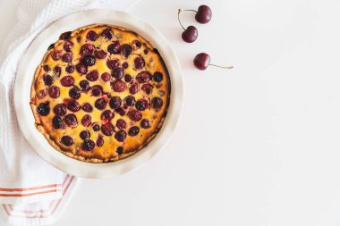 Beyaz arka planda ev yapımı vişneli kek turtası. Üst görünüm