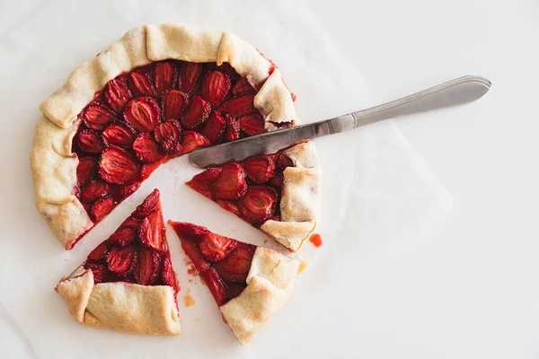 Beyaz masada ev yapımı çilekli turta parçaları. Üst görünüm