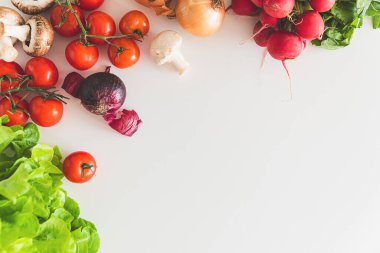Beyaz ahşap masada yemek pişirmek için kullanılan vejetaryen malzemelerden. Uzayı kopyala Üst görünüm