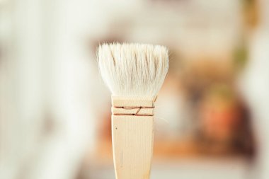 Büyük beyaz bir boya fırçası. Yağlı hafif fırça