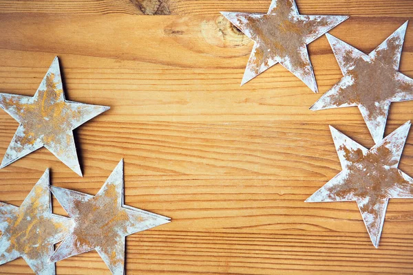 木製の背景 コピースペース フレーム上のクラフト紙の星 手作りの紙の星とクリスマスフレーム — ストック写真