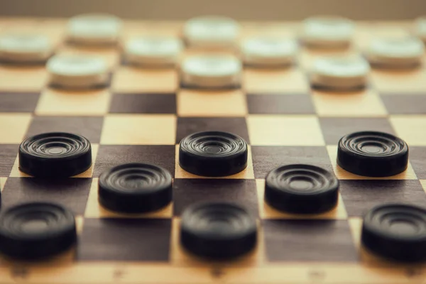 Satranç tahtasında siyah ve beyaz dama, çok yakın..