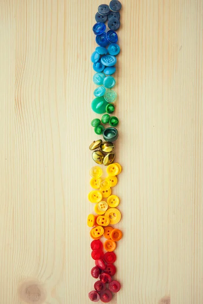 Botones Multicolor Botones Color Arco Iris Sobre Fondo Madera Vista — Foto de Stock