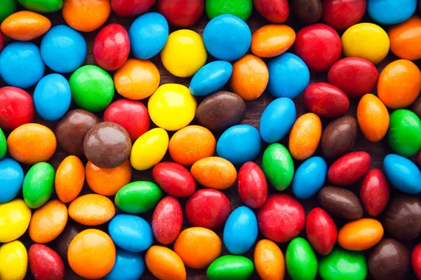 Gökkuşağı renkli şekerler, şeker kaplı şekerler. Şekerleme lezzetli tatlılar arka planı. Renkli şekerler.