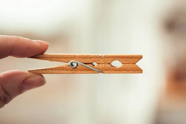 Asılı resimler ve dekorasyonlar için tahta mandallar, kapatın..